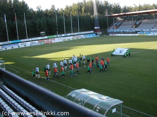 Joukkueet tulossa kent&auml;lle AC Allianssi - FC Haka-ottelussa 21.8.2005