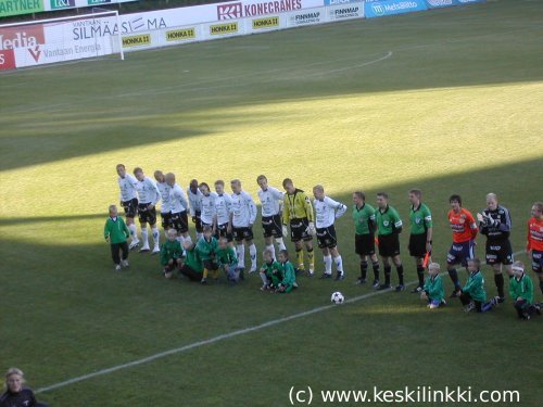 Joukkueet alkuesittelyss&auml; AC Allianssi - FC Haka-ottelussa 21.8.2005