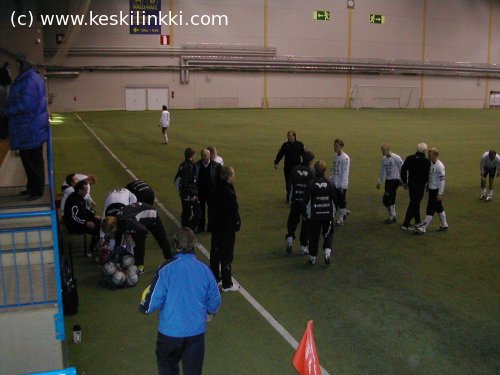 Pelaajat kent&auml;n reunalle