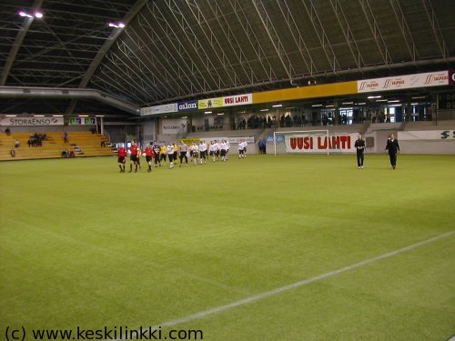 Kentälle saapuminen
