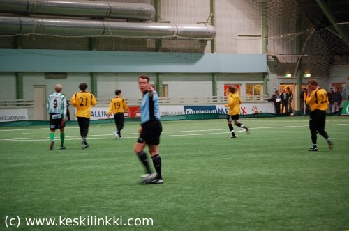 Tuomarin huomautus KooTeePeen vaihtopenkille