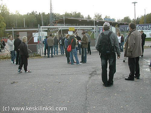 Odotusta portin ulkopuolella