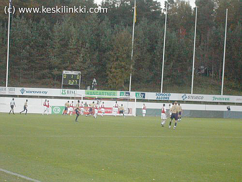 Katsojia aidan takana