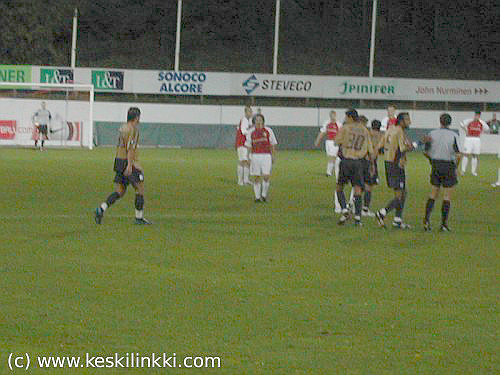 Keskustelua tuomarin kanssa