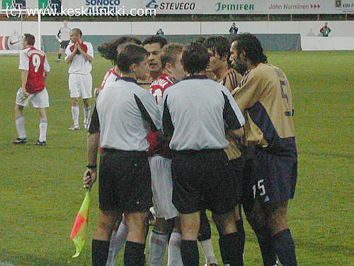 Adriano yllytt&auml;&auml; kannattajia