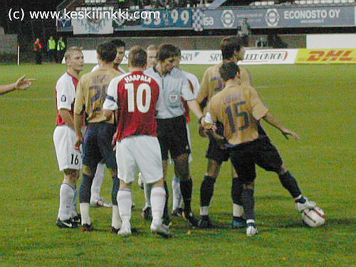 Tuomari selitt&auml;&auml;