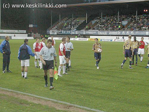 Avustava tuomari on jo laittanut pillit pussiin