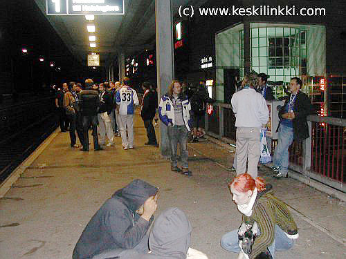 Grasshopperin kannattajat odottelevat junaa