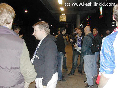 Grasshopperin kannattajia Myyrm&auml;en asemalla