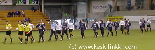 Joukkueet marssivat kentälle