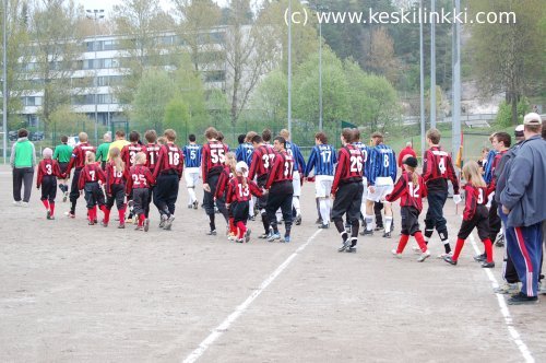 Joukkueet marssivat kent&auml;lle