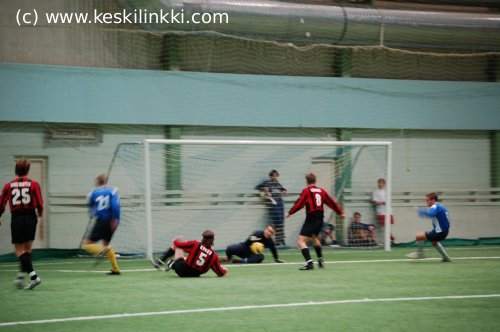Juha Laakso suojaa