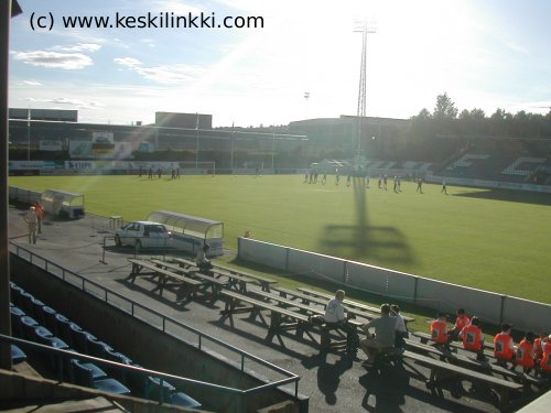 Pallopojat kent&auml;n laidalla