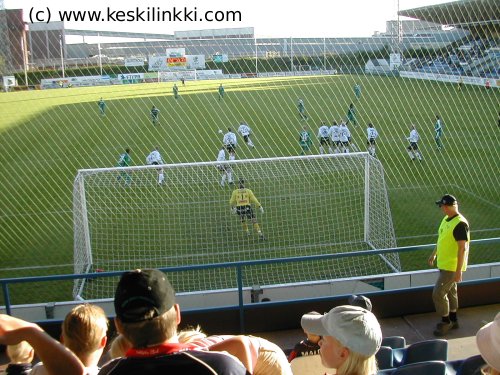 Pallo kimposi muurista