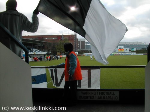 Kyltti katsomon kaiteessa