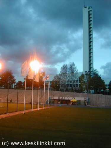 Kahvion luona toimitsijoita