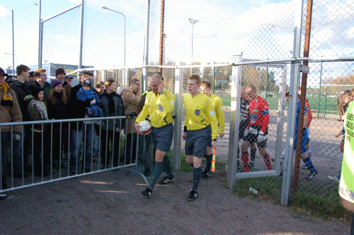 Joukkueet saapumassa kent&auml;lle