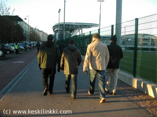 Kaverukset menossa otteluun