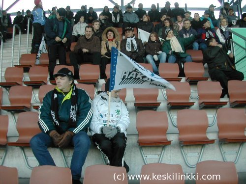 Hakafania yl&auml;katsomossa