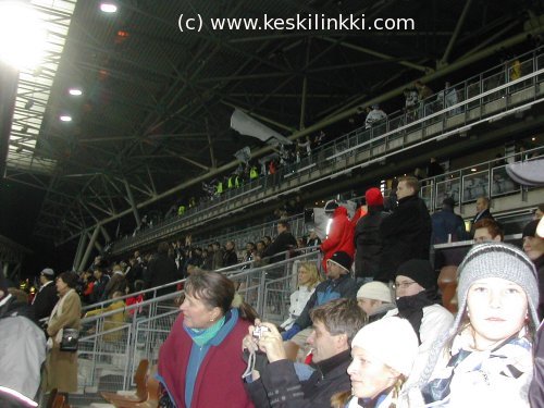 Fanit juhlivat ottelun j&auml;lkeen