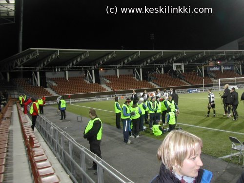 TPS-pelaajat kiittelev&auml;t fanejaan