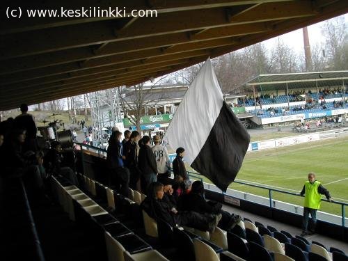 Hakafanien lippu poistuu katsomosta