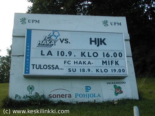 Ilmoitustaulu tehtaan puoleisella portilla