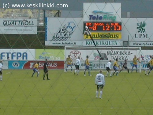 TV-kamera maalin takana