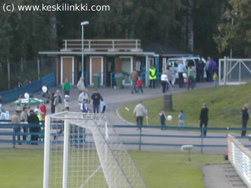 Poliisiauto portilla