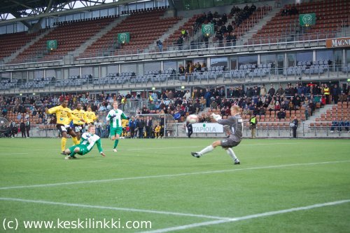 Janne Henriksson torjumassa