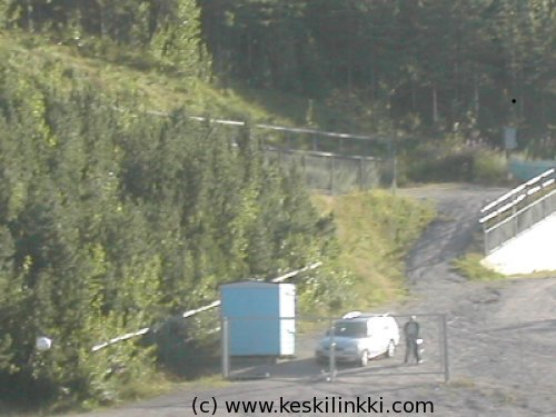 Katsojia aidan takana