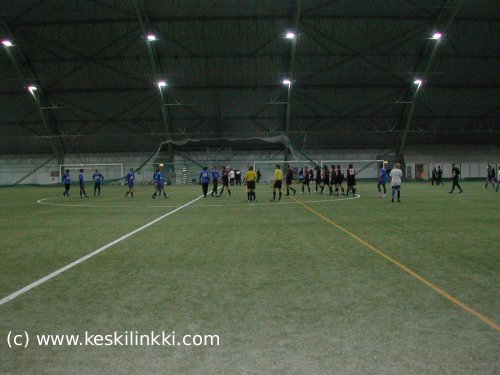 Pelaajat ker&auml;&auml;ntyv&auml;t keskiympyr&auml;&auml;n