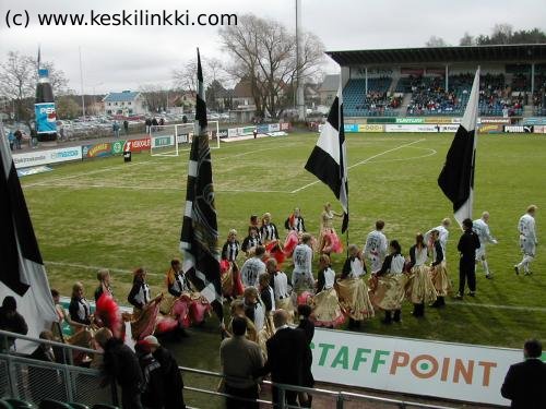 Lola seuraa Hakan pelaajien esiinmarssia